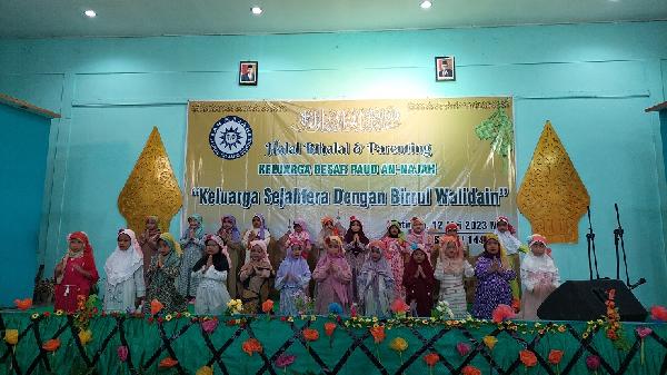 HALAL BI HALAL   PARENTING KELUARGA BESAR PAUD AN NAJAH JATINOM 1444 H